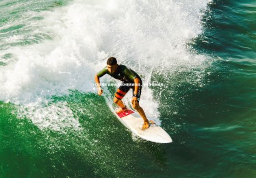 YY易游体育官网-欧国联决赛波澜壮阔，勇者争霸创造传奇一役